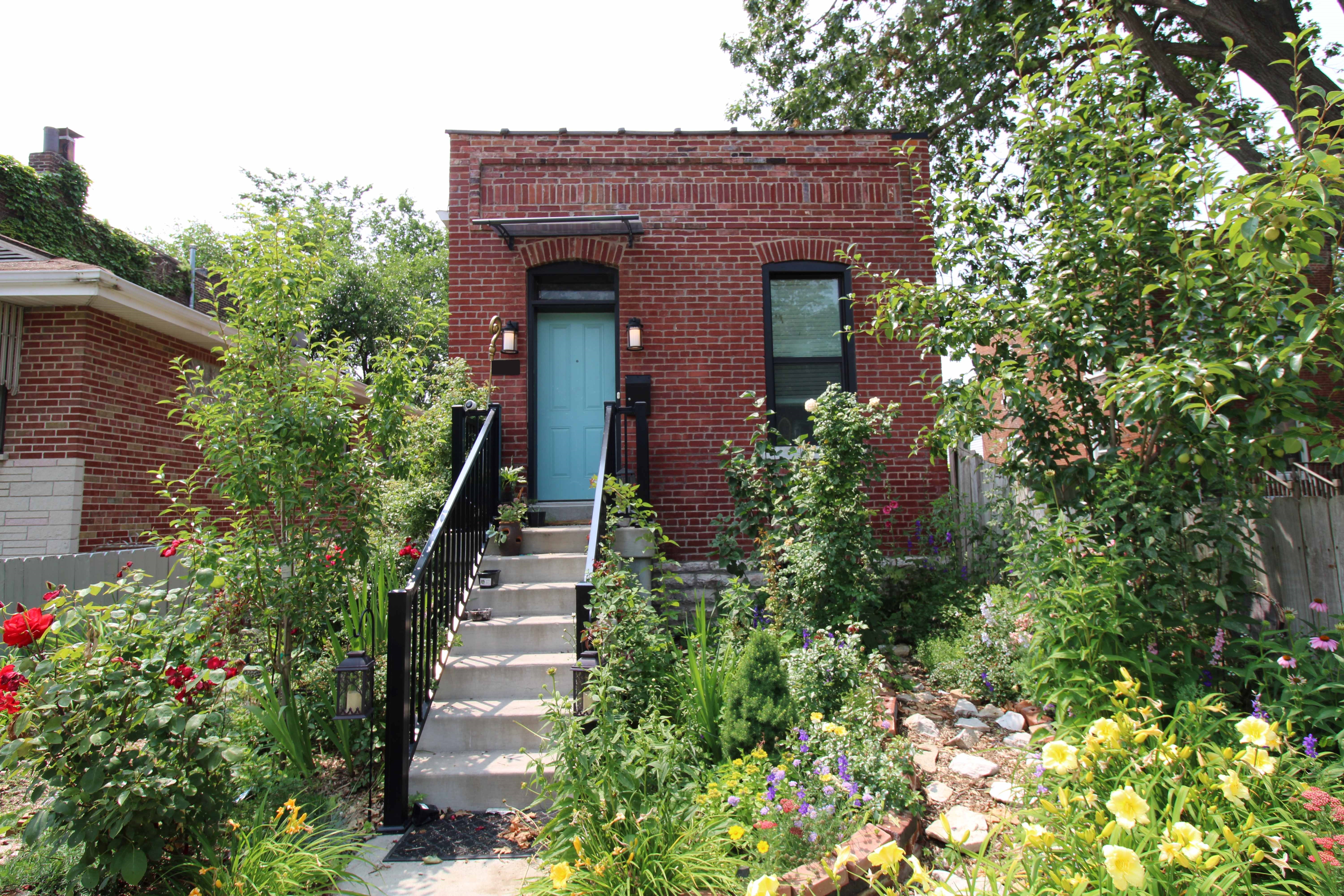 House in Gravois Park with many flowers in front