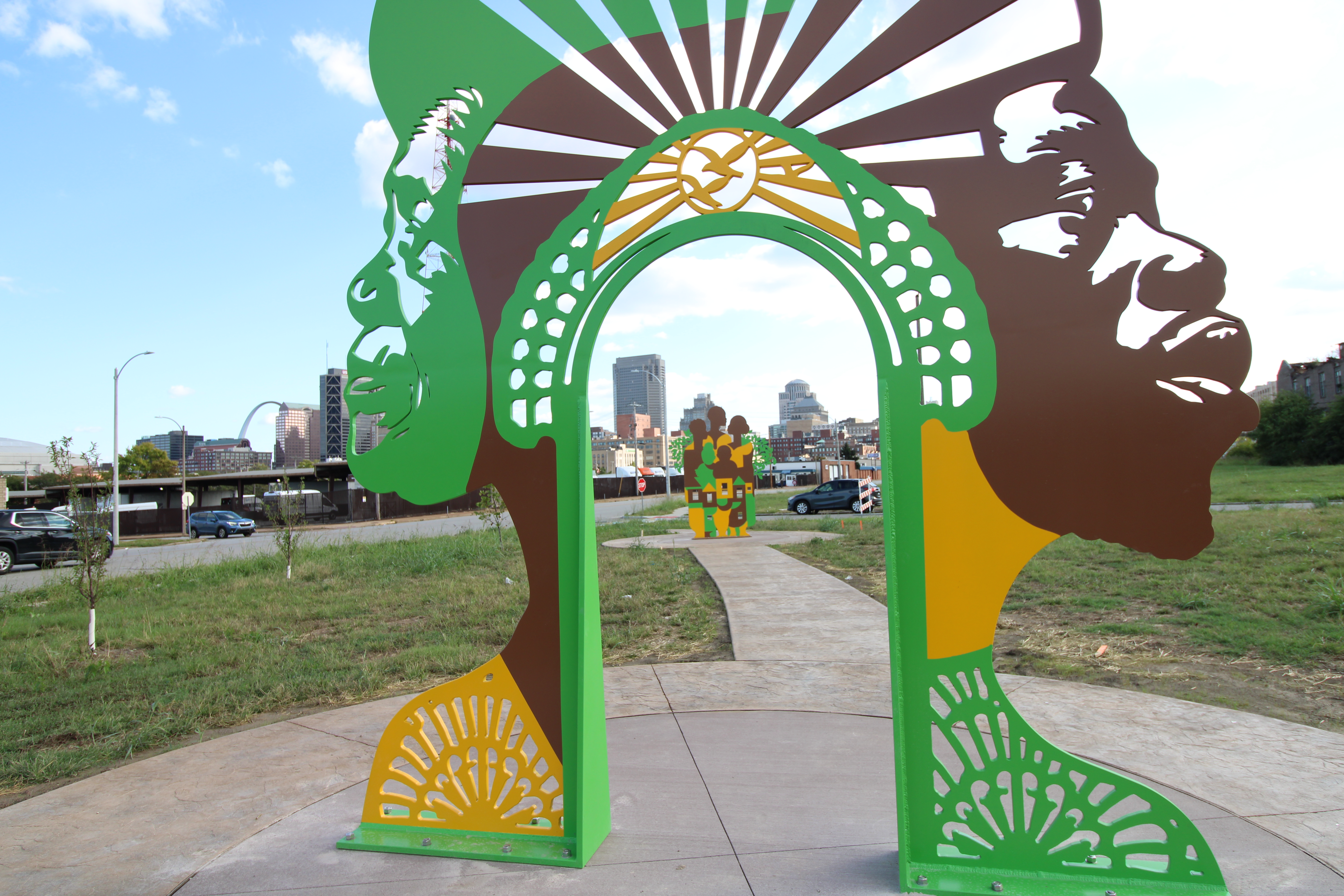 Enduring Currents makes a parallel between the flowing of the nearby Mississippi River and the unyielding resilience of the Near North Side's inhabitants.