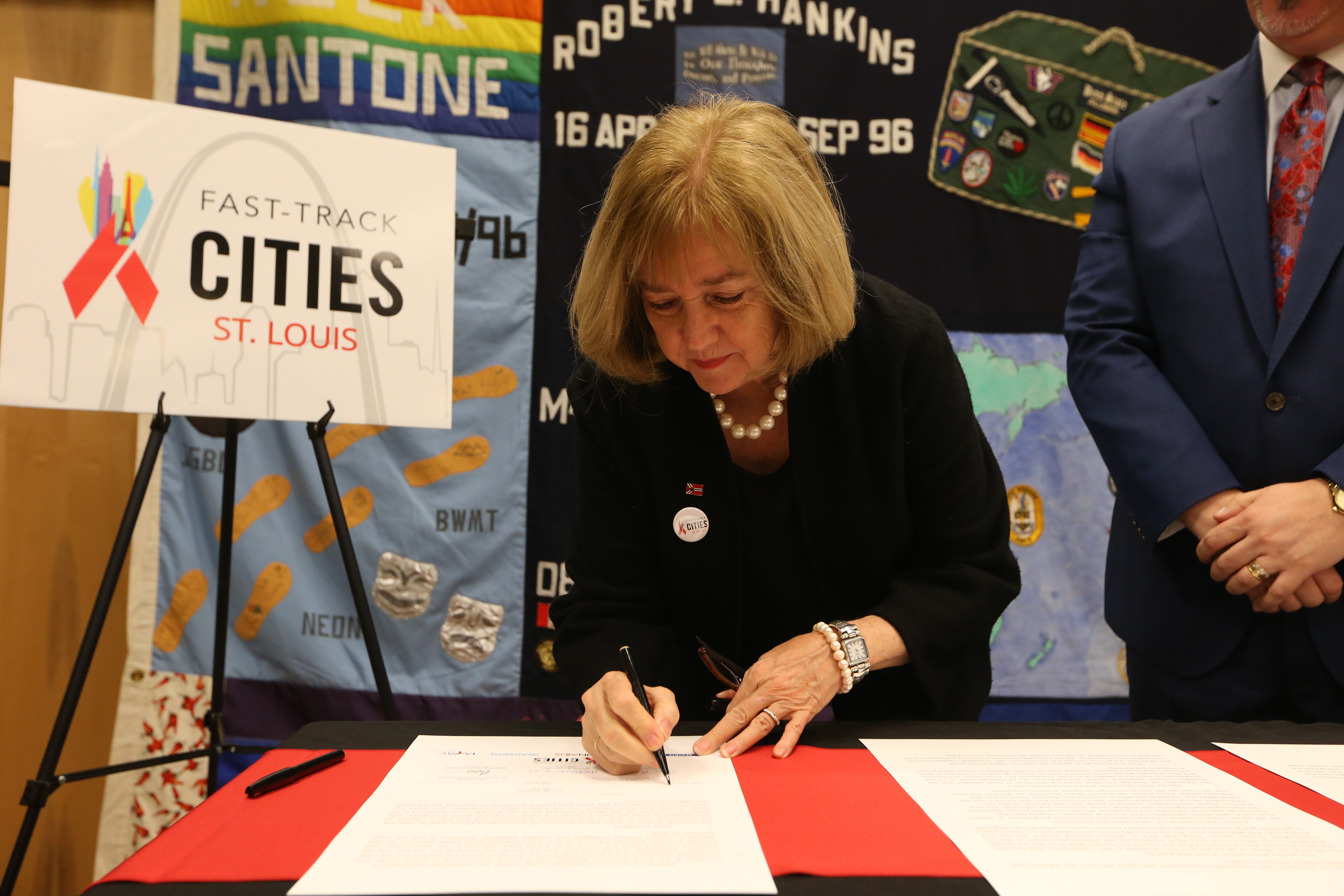 Mayor Lyda Krewson signs the Paris Declaration, committing the City of St. Louis to the HIV-related targets set by Fast-Track Cities.
