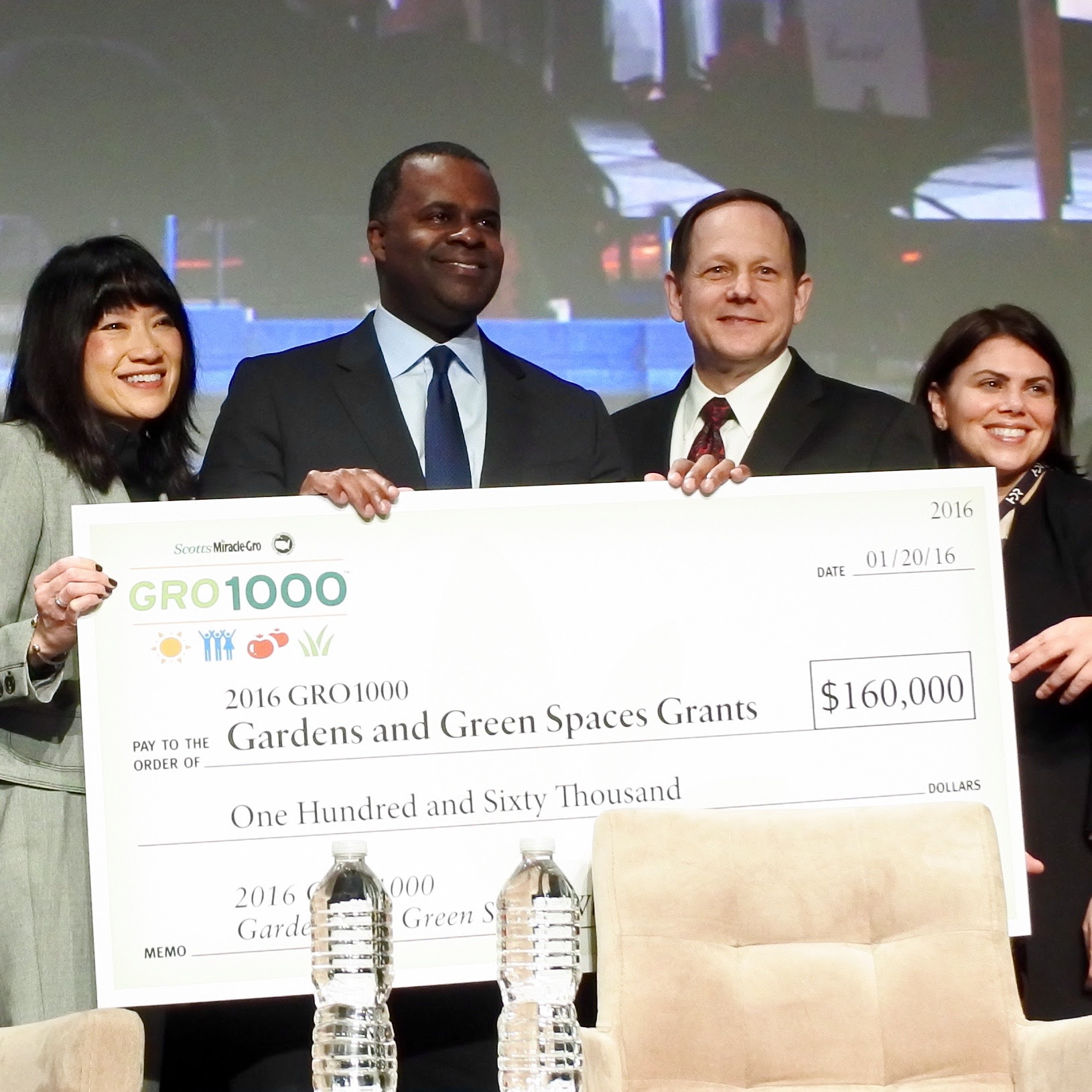 Mayor Slay receives the GRO1000 Gardens and Greenspaces national award